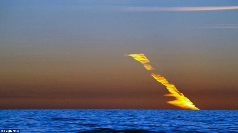 Meteorito cae al mar, en Australia. Article-2167631-13E4142D000005DC-205_964x541