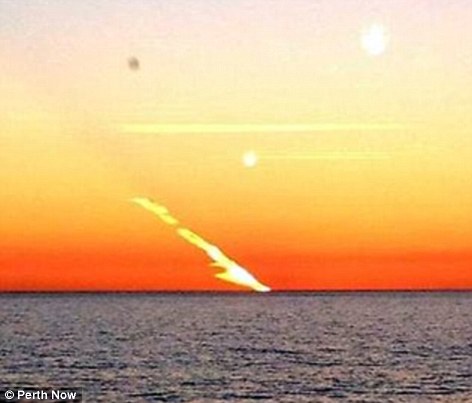 Meteorito cae al mar, en Australia. Article-2167631-13E41437000005DC-894_472x403