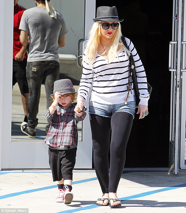 Christina Aguilera, Max y Matt Fueron a una Fiesta de Cumpleaños en LA [01/07/12] Article-2167639-13E3F7EB000005DC-603_634x724