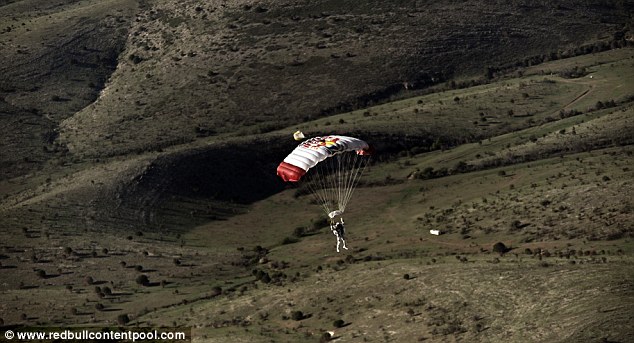 Un nouveau prétendant au record de Kittinger - Page 3 Article-2178943-14374334000005DC-603_634x343