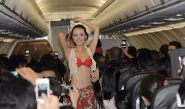 [Internacional] Companhia aérea é multada devido a desfile de biquínis durante voo no Vietnã  Article-0-14751D9B000005DC-50_638x376