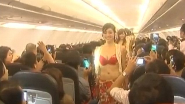 [Internacional] Companhia aérea é multada devido a desfile de biquínis durante voo no Vietnã  Article-0-14751DE8000005DC-841_638x357