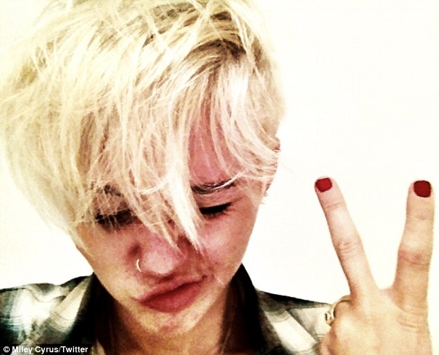 Programacíon Monarch: Miley Cyrus padece problemas emocionales Article-2188414-148C074C000005DC-913_634x513