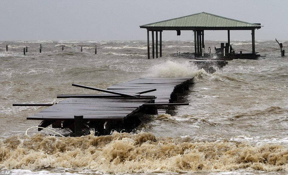 53.000 personas reciben la orden de evacuar Louisiana ante la llegada de “ISAAC” Article-2193403-14BA66E8000005DC-775_964x586