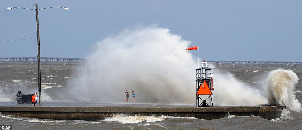 53.000 personas reciben la orden de evacuar Louisiana ante la llegada de “ISAAC” Article-2193403-14BA7436000005DC-841_964x418