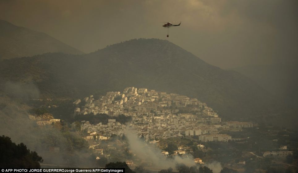 Wildfires claim first life on Costa de Sol; ex-pats evacuated Article-2196208-14C4951C000005DC-778_964x562