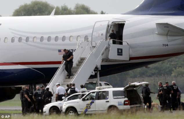 aeroporto - [Internacional] Ameaça faz avião voltar a aeroporto nos EUA; homem deixa a aeronave algemado  Article-2199378-14DF04E6000005DC-896_634x413