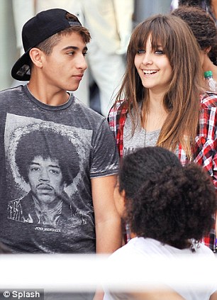 Paris Jackson passeia ao lado de amigos e quem sabe um "paquera" Article-0-152F8F93000005DC-683_306x423