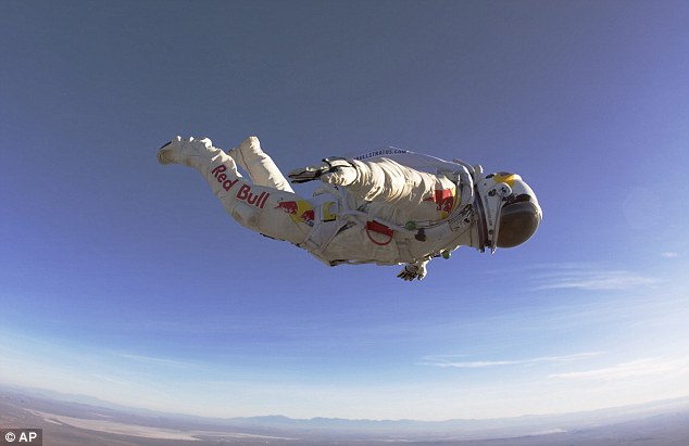 رجل يقذف نفسه من الفضاء على بعد  23 ميلا الى الأرض Article-2213679-154C52E0000005DC-530_634x411