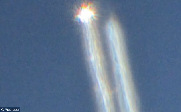 Man photographs hovering cigar-shaped UFO for over two hours as it is witnessed by  Article-2223645-15B33E72000005DC-929_634x393