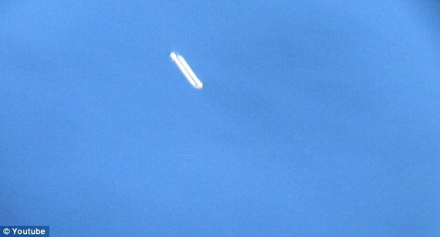 Man photographs hovering cigar-shaped UFO for over two hours as it is witnessed by  Article-2223645-15B33EBE000005DC-937_634x342