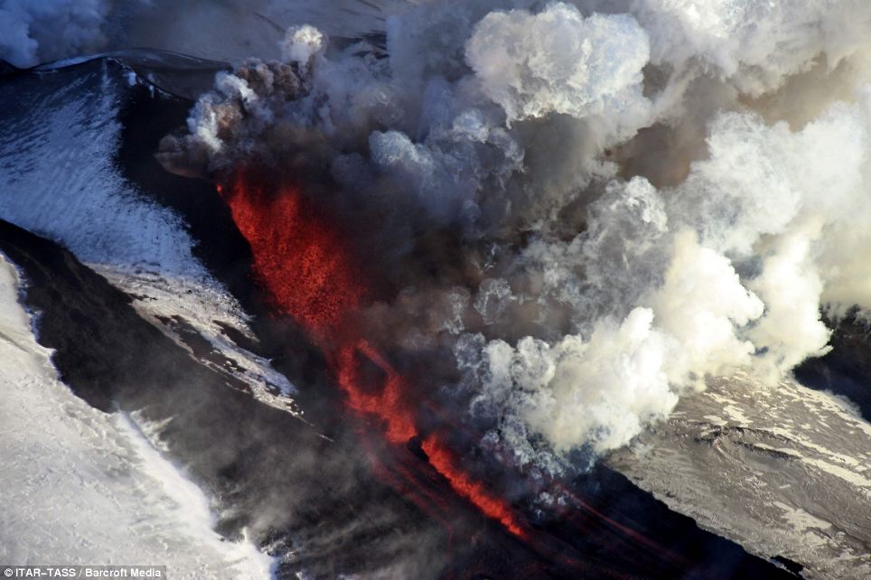 Volcán Tolbachik hace erupción en Kamchatka Article-2245648-1654C2E3000005DC-963_964x642