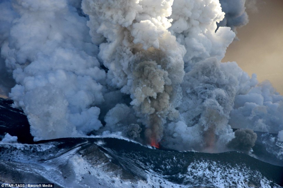 Volcán Tolbachik hace erupción en Kamchatka Article-2245648-1654C2EC000005DC-570_964x642