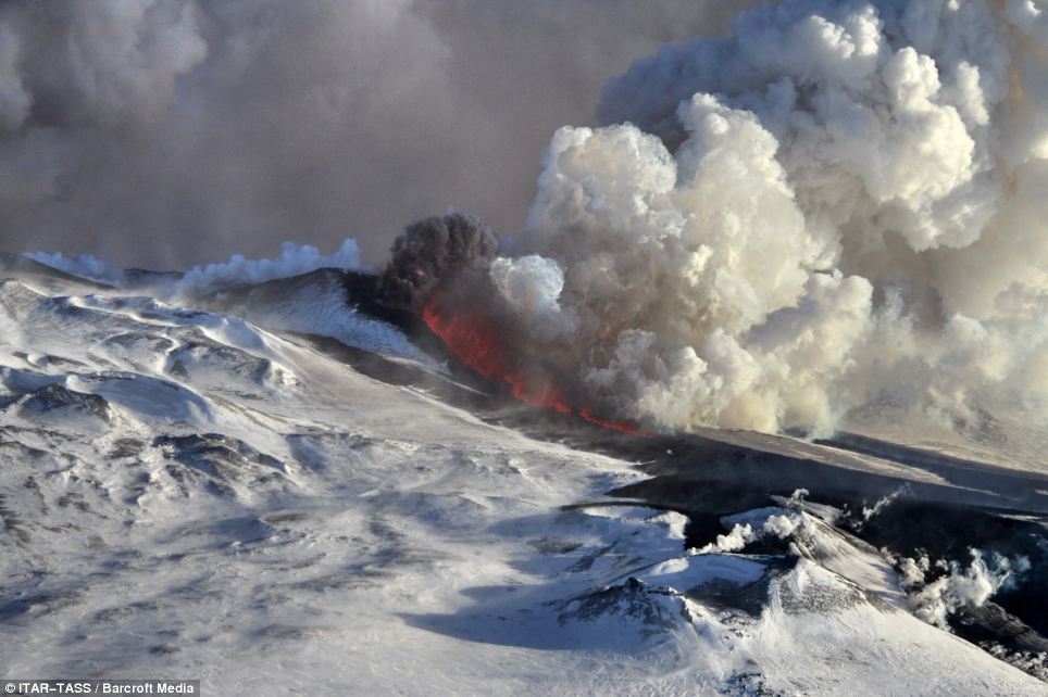 Volcán Tolbachik hace erupción en Kamchatka Article-2245648-1654C302000005DC-619_964x642