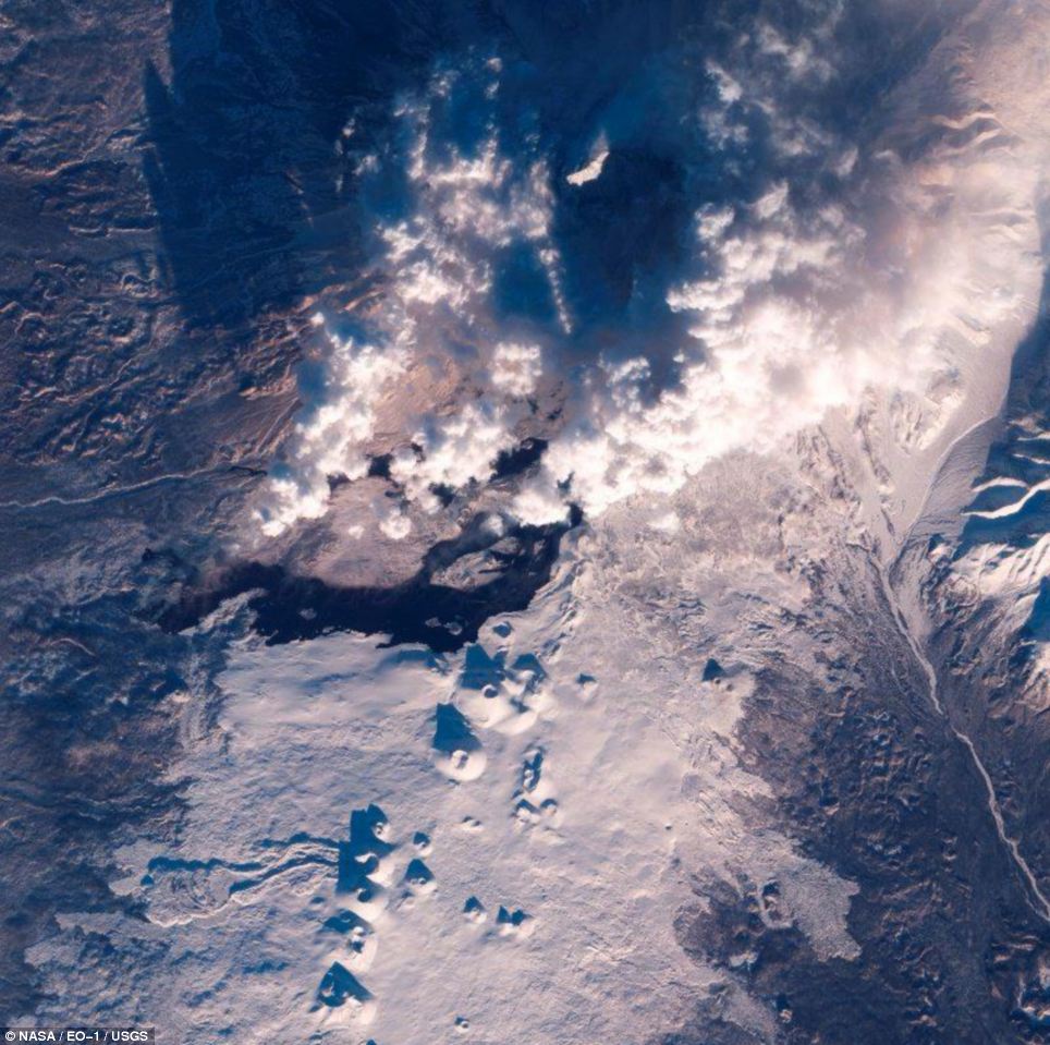 Volcán Tolbachik hace erupción en Kamchatka Article-2245648-166E9F91000005DC-452_964x959