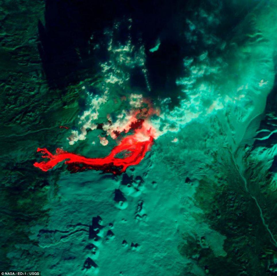 Volcán Tolbachik hace erupción en Kamchatka Article-2245648-166EA048000005DC-555_964x959