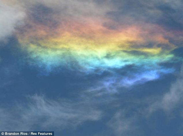 "Arco iris de fuego" ' visto en el cielo de Arizona Article-0-16AC3EC7000005DC-516_634x471