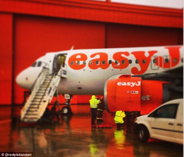 [Internacional] Avião da Easyjet faz aterrissagem de emergência em Londres  Article-2255613-16B5B004000005DC-562_634x542