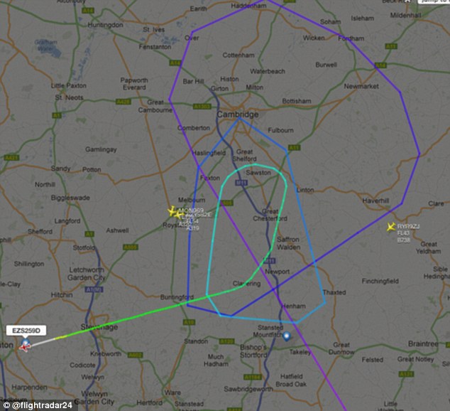[Internacional] Avião da Easyjet faz aterrissagem de emergência em Londres  Article-2255613-16B5B63E000005DC-56_634x578