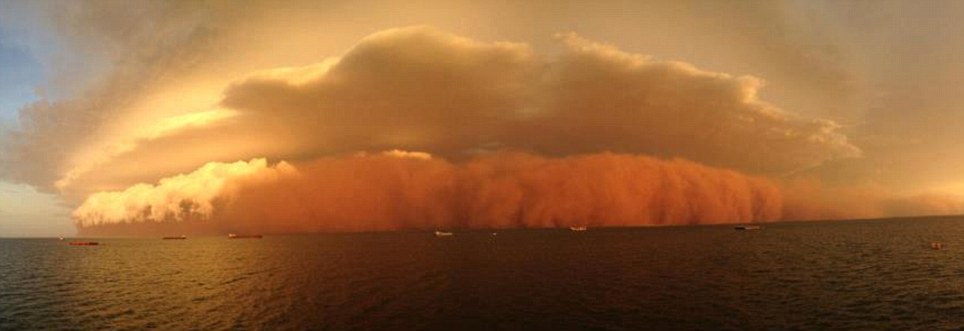 This is amazing: Incredible wall of sand whipped up by cyclone hits remote stretch Article-2260560-16DDAEB3000005DC-323_964x331