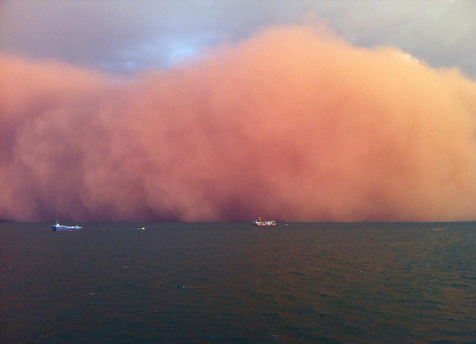 This is amazing: Incredible wall of sand whipped up by cyclone hits remote stretch Article-2260560-16DDAEDE000005DC-909_964x698