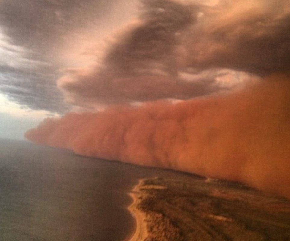 This is amazing: Incredible wall of sand whipped up by cyclone hits remote stretch Article-2260560-16DDAEF5000005DC-680_964x801