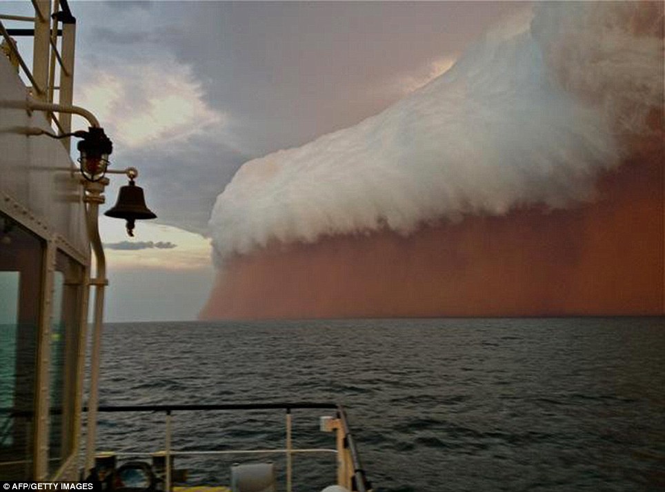 This is amazing: Incredible wall of sand whipped up by cyclone hits remote stretch Article-2260560-16DF49A5000005DC-196_964x713