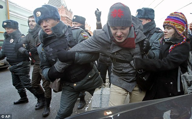 The crack down on gays in Russia Article-2266059-1711E70A000005DC-690_634x394