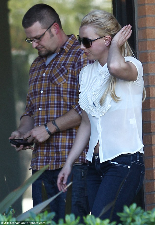 Britney Fotos >> Paparazzi Eye [2] - Página 15 Article-2266130-171481C9000005DC-140_634x920