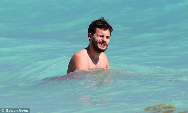 Jamie Dornan y su novia en la playa Article-2269430-1735A7C9000005DC-97_634x380