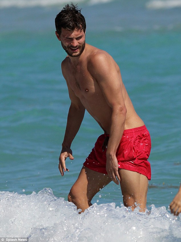 Jamie Dornan y su novia en la playa Article-2269430-1735A9AE000005DC-627_634x850