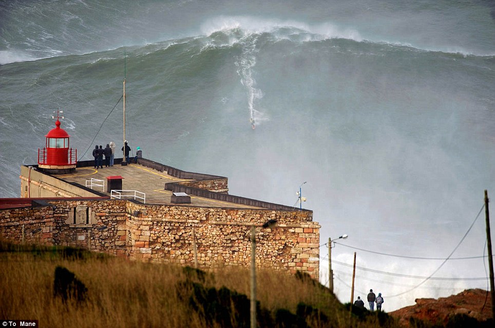 Surfing the biggest wave ever Article-0-173BE77D000005DC-173_964x640