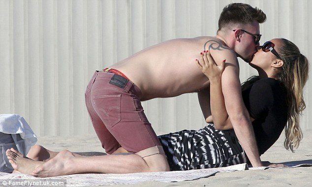 Leona Lewis y su novio Dennis en la playa. Article-0-18682967000005DC-310_634x380