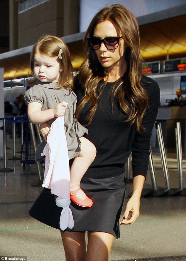 FOTOS DE LA BEBE DE VICTORIA BECKHAM - Página 10 Article-2309740-19512CAD000005DC-504_634x889