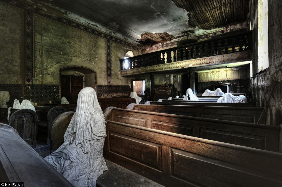 Eerie images of the abandoned farm houses where even the beds are still made Article-2316987-198AAD72000005DC-586_964x641