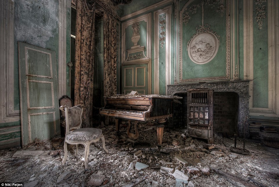 Eerie images of the abandoned farm houses where even the beds are still made Article-2316987-198AAD8F000005DC-836_964x647