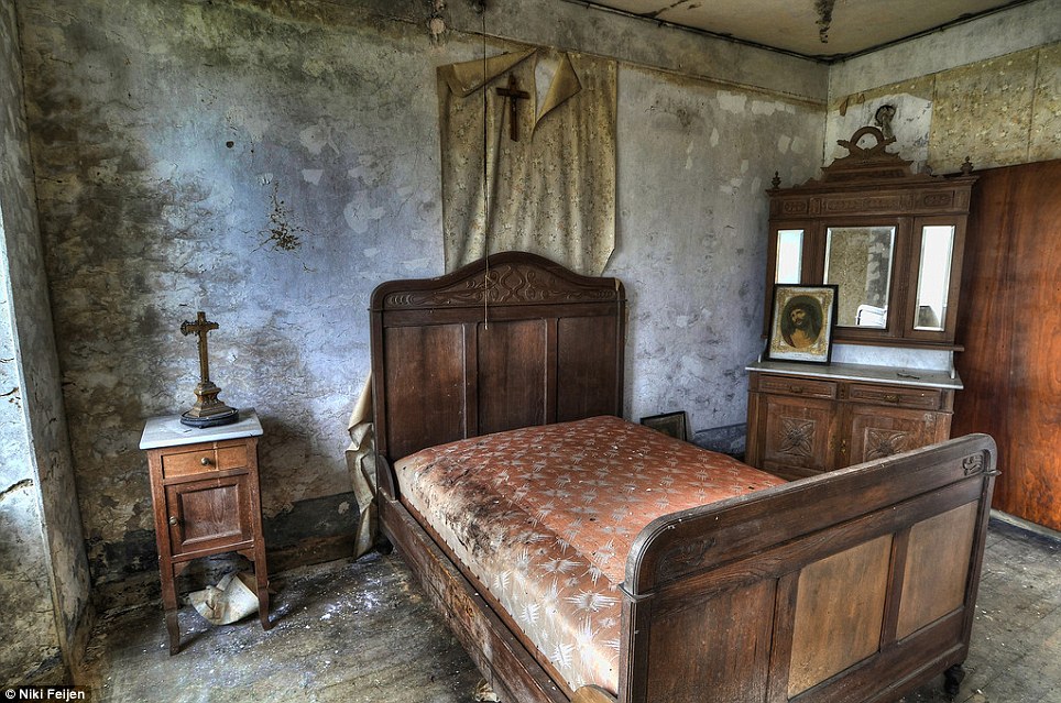Eerie images of the abandoned farm houses where even the beds are still made Article-2316987-198AAE72000005DC-783_964x639