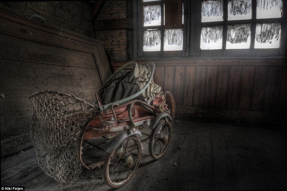 Eerie images of the abandoned farm houses where even the beds are still made Article-2316987-198AAF42000005DC-388_964x641