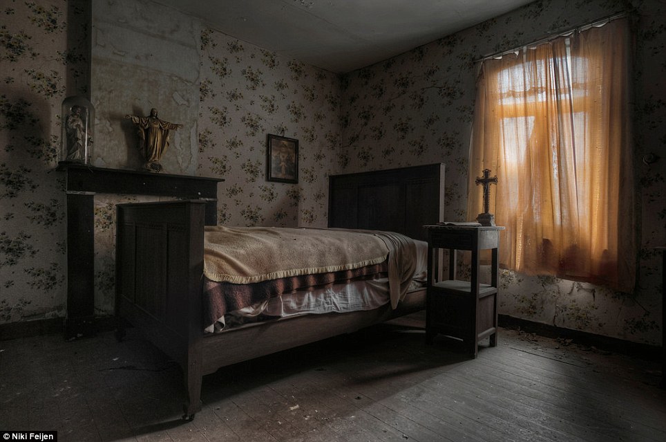 Eerie images of the abandoned farm houses where even the beds are still made Article-2316987-198AAFE9000005DC-376_964x639