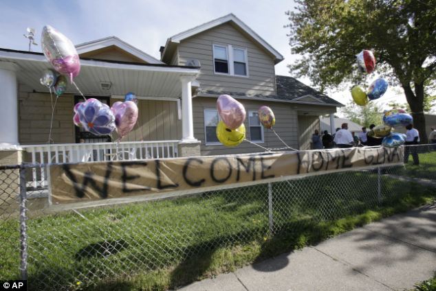 3 GIRLS WHO WENT MISSING 10 YEARS AGO FOUND ALIVE (merged) Article-2320519-19A9968A000005DC-258_634x424