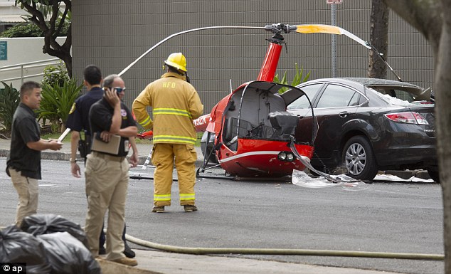 [Internacional] Helicóptero cai em rua movimentada de Honolulu, capital do Havaí  Article-2321770-19B09225000005DC-231_634x385