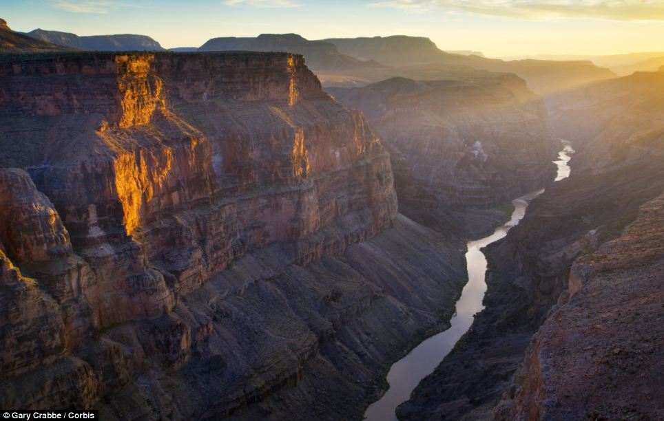 Photo: Lightning strikes the Grand Canyon Article-2323813-19C0BAD4000005DC-176_964x612