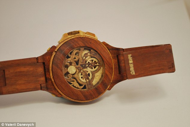 Carpenter carves functioning watches entirely out of wood, even the movement! Article-2329082-19EE8967000005DC-847_634x425