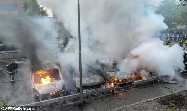 Stokholm gori: Imigranti zapalili na stotine automobila! Article-2330247-19F7006C000005DC-935_634x378