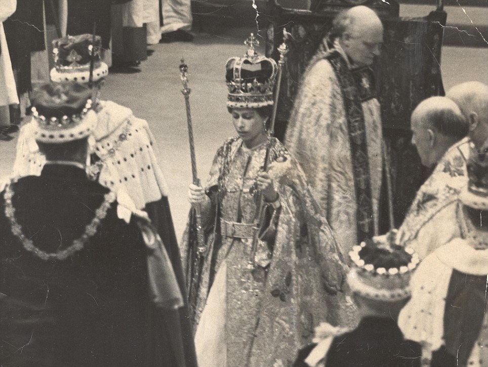 Isabel II, Reina de Gran Bretaña e Irlanda del Norte - Página 25 Article-2335617-003E9B7A00000258-386_964x725