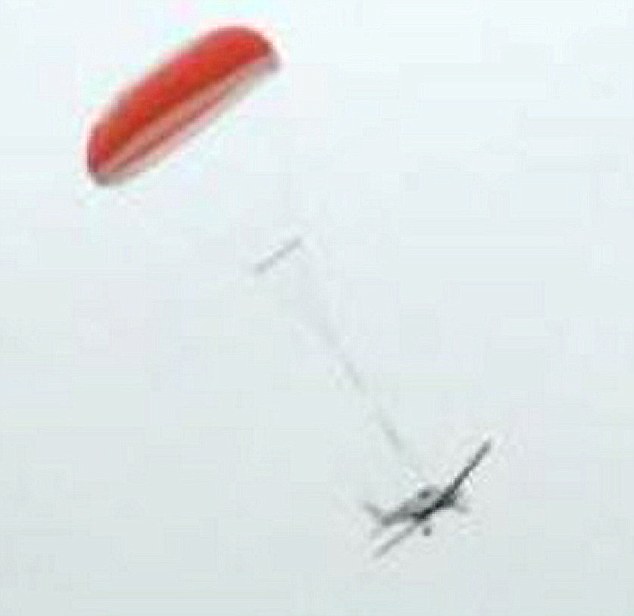 [Internacional] Piloto aciona paraquedas, faz avião flutuar e se salva de queda  Article-2336815-1A2DFFD6000005DC-623_634x616