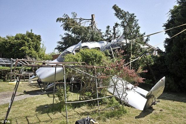 [Internacional] Piloto aciona paraquedas, faz avião flutuar e se salva de queda  Article-2336815-1A2E749A000005DC-19_634x422