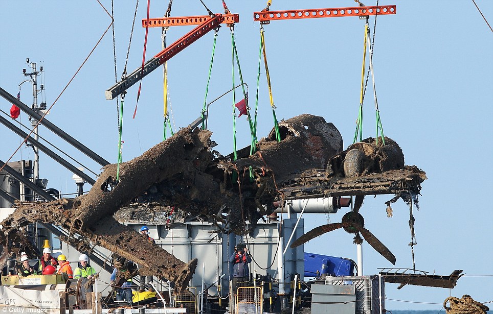 [Internacional] Britânicos recuperam na Mancha avião alemão da Segunda Guerra  Article-2339105-1A3F2974000005DC-497_964x615