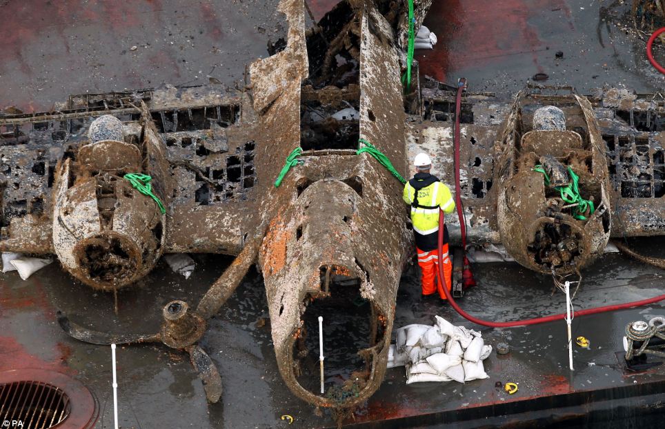 [Internacional] Britânicos recuperam na Mancha avião alemão da Segunda Guerra  Article-2339428-1A4127BD000005DC-790_964x622