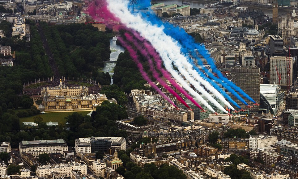 Trooping the Colour 2013. - Página 2 Article-2342119-1A56D206000005DC-485_964x580